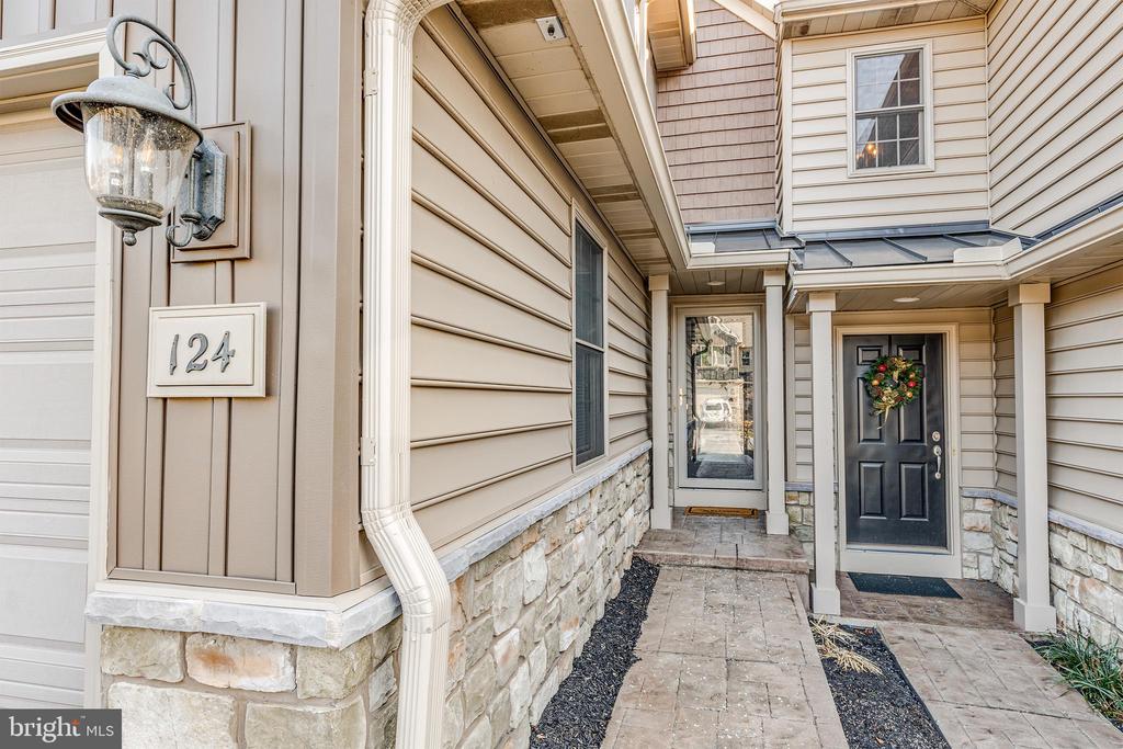 124 FIELDCREST LANE