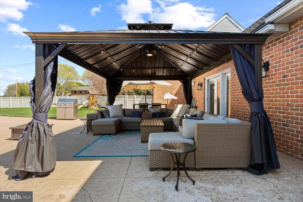 702 BUCKWOOD LANE