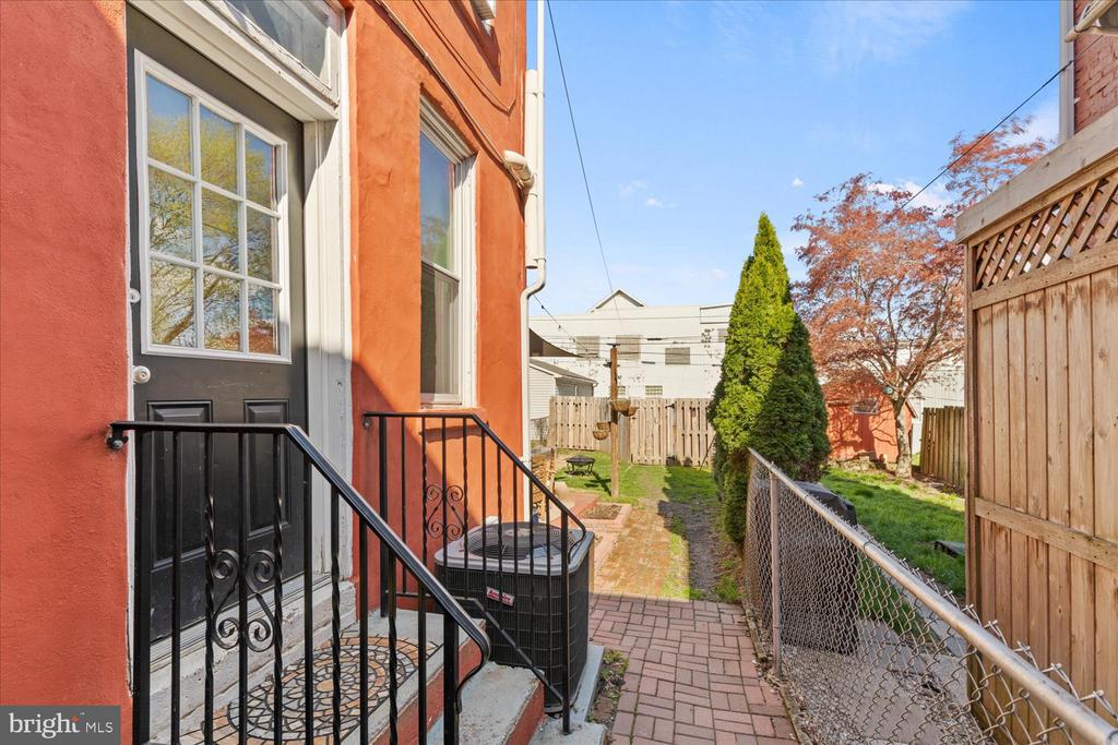 821 N QUEEN STREET