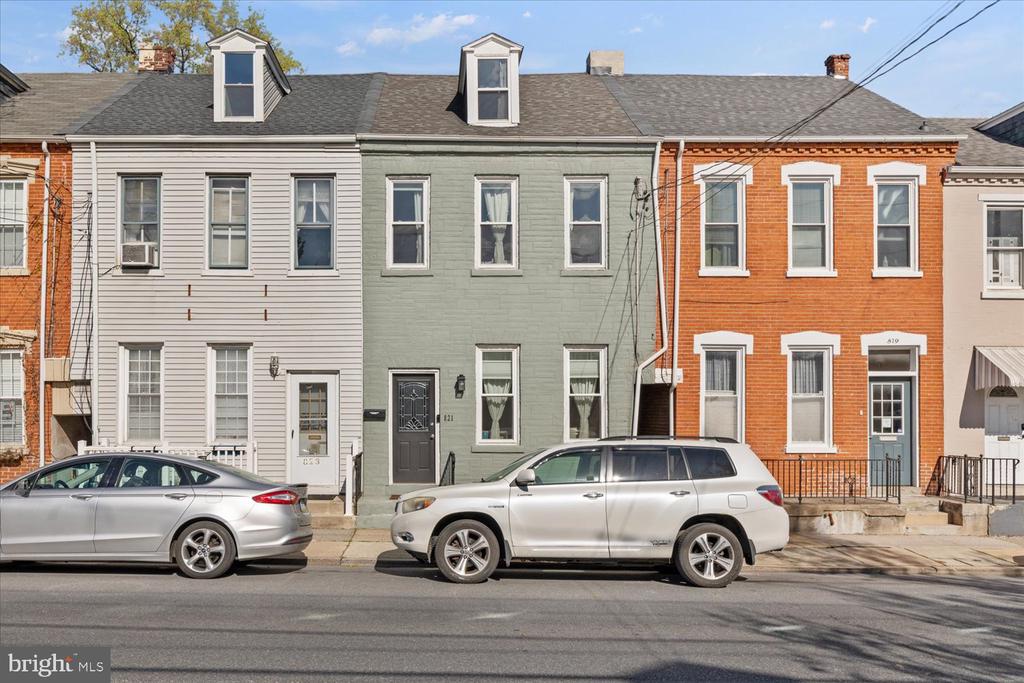 821 N QUEEN STREET