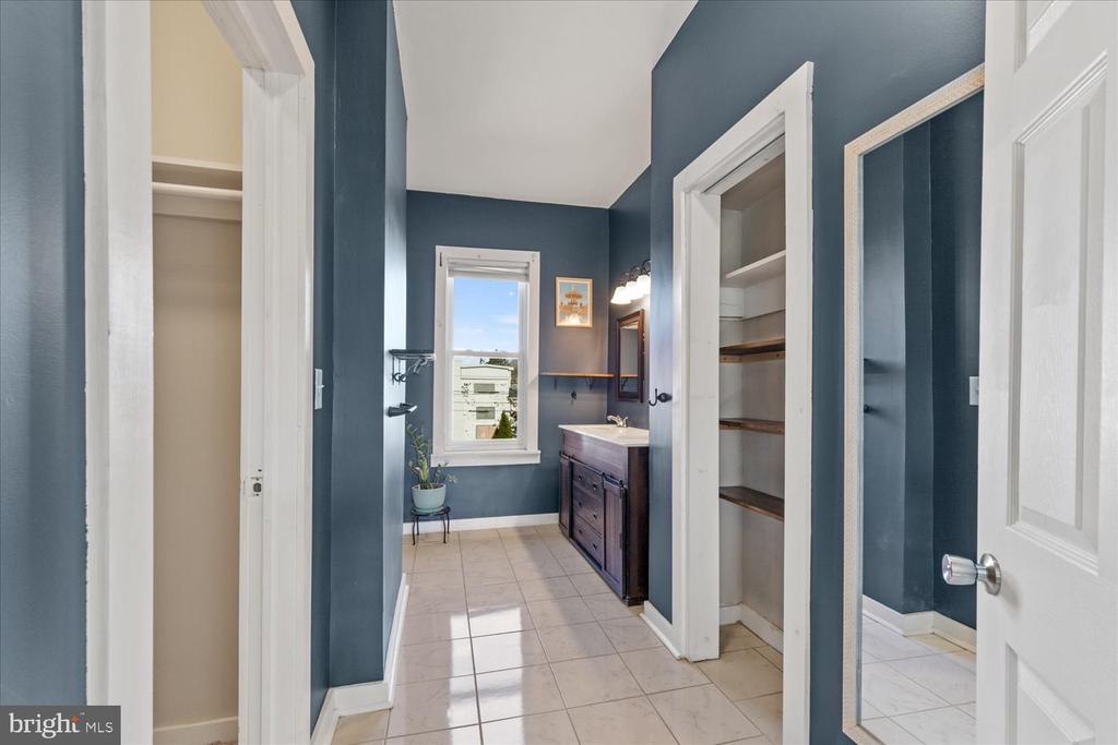 821 N QUEEN STREET