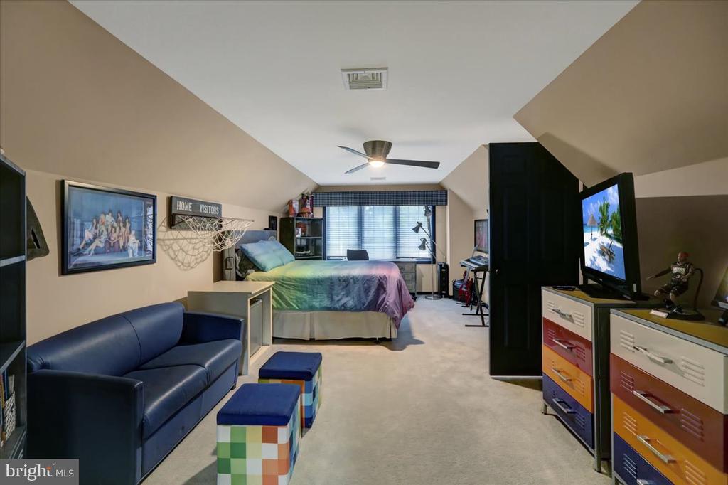 520 STONEHENGE DRIVE