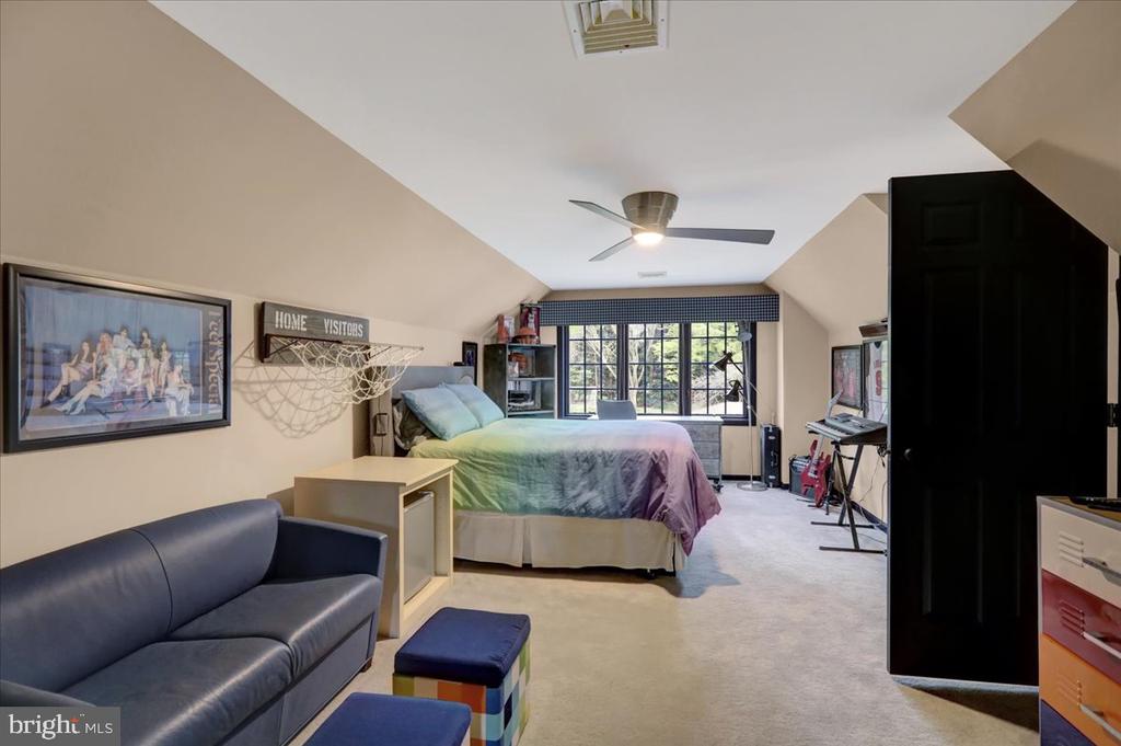 520 STONEHENGE DRIVE