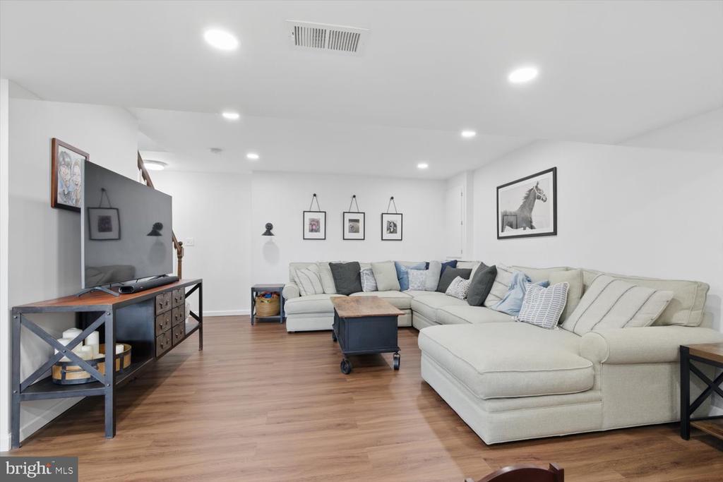 3931 ARCHER LANE