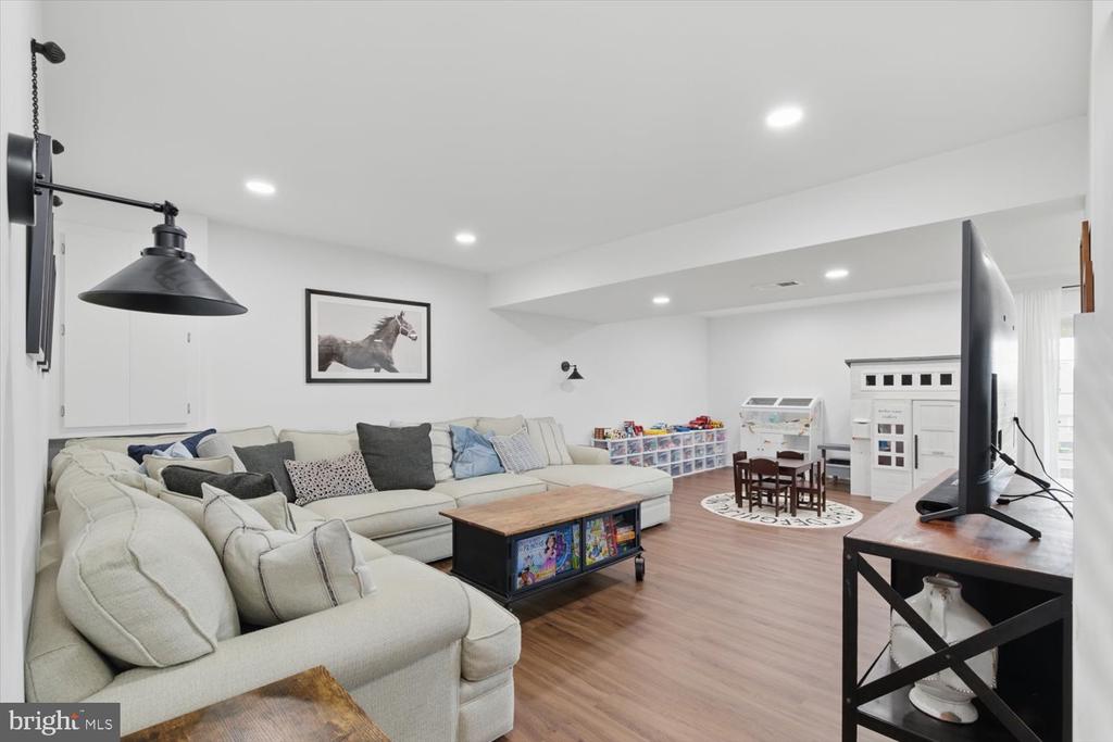 3931 ARCHER LANE