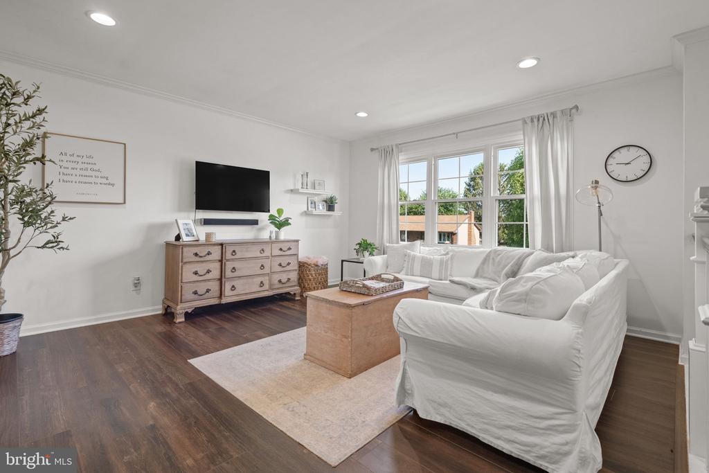 2436 ELLENDALE DRIVE