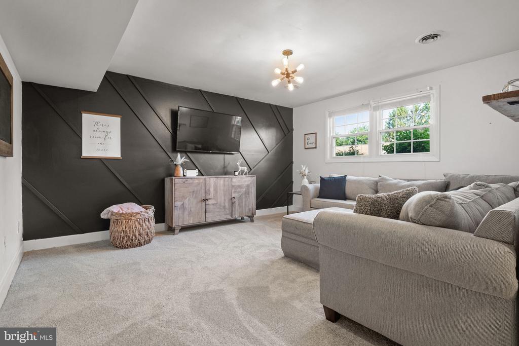 2436 ELLENDALE DRIVE
