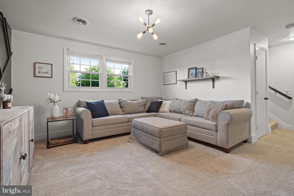 2436 ELLENDALE DRIVE
