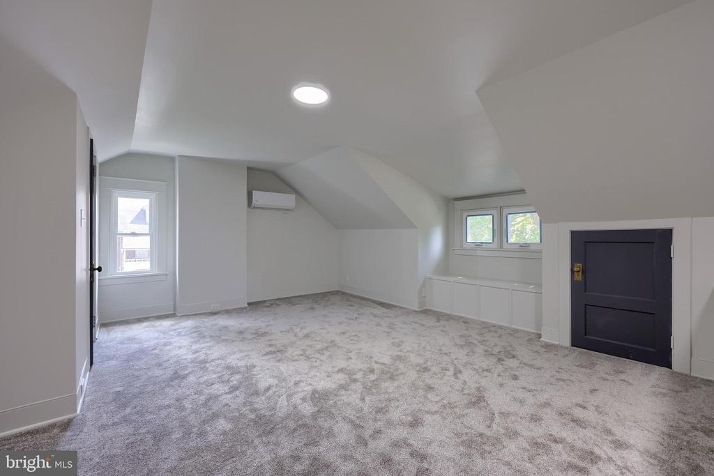1115 W CLAY STREET