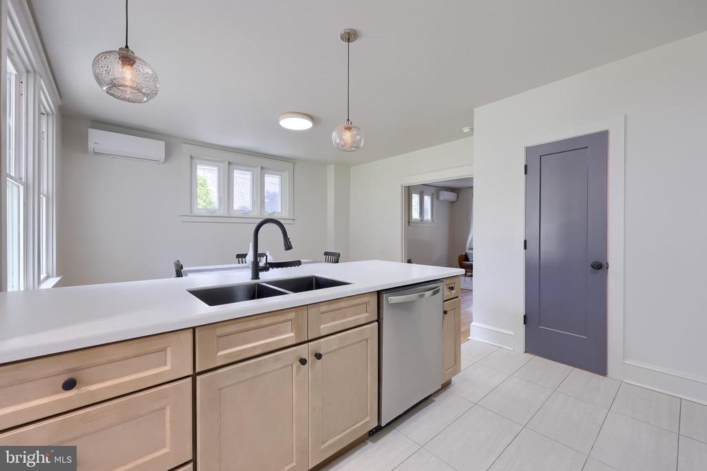 1115 W CLAY STREET
