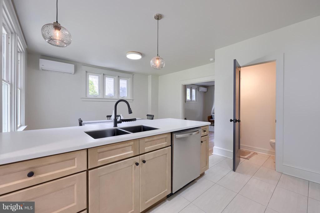 1115 W CLAY STREET