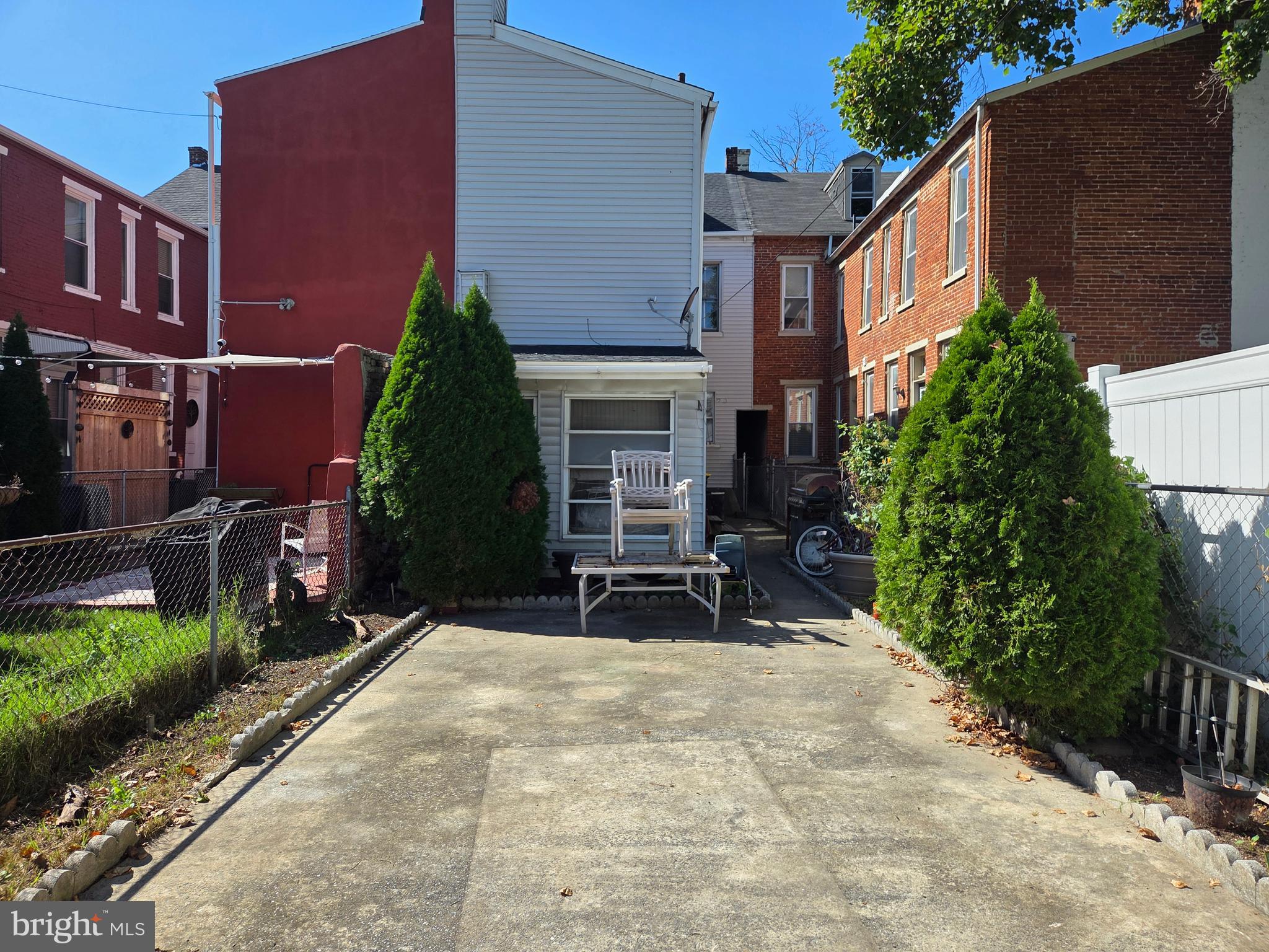 823 N QUEEN STREET