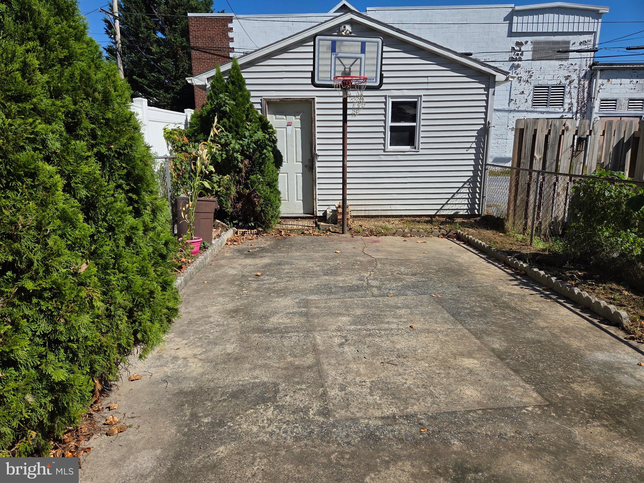 823 N QUEEN STREET