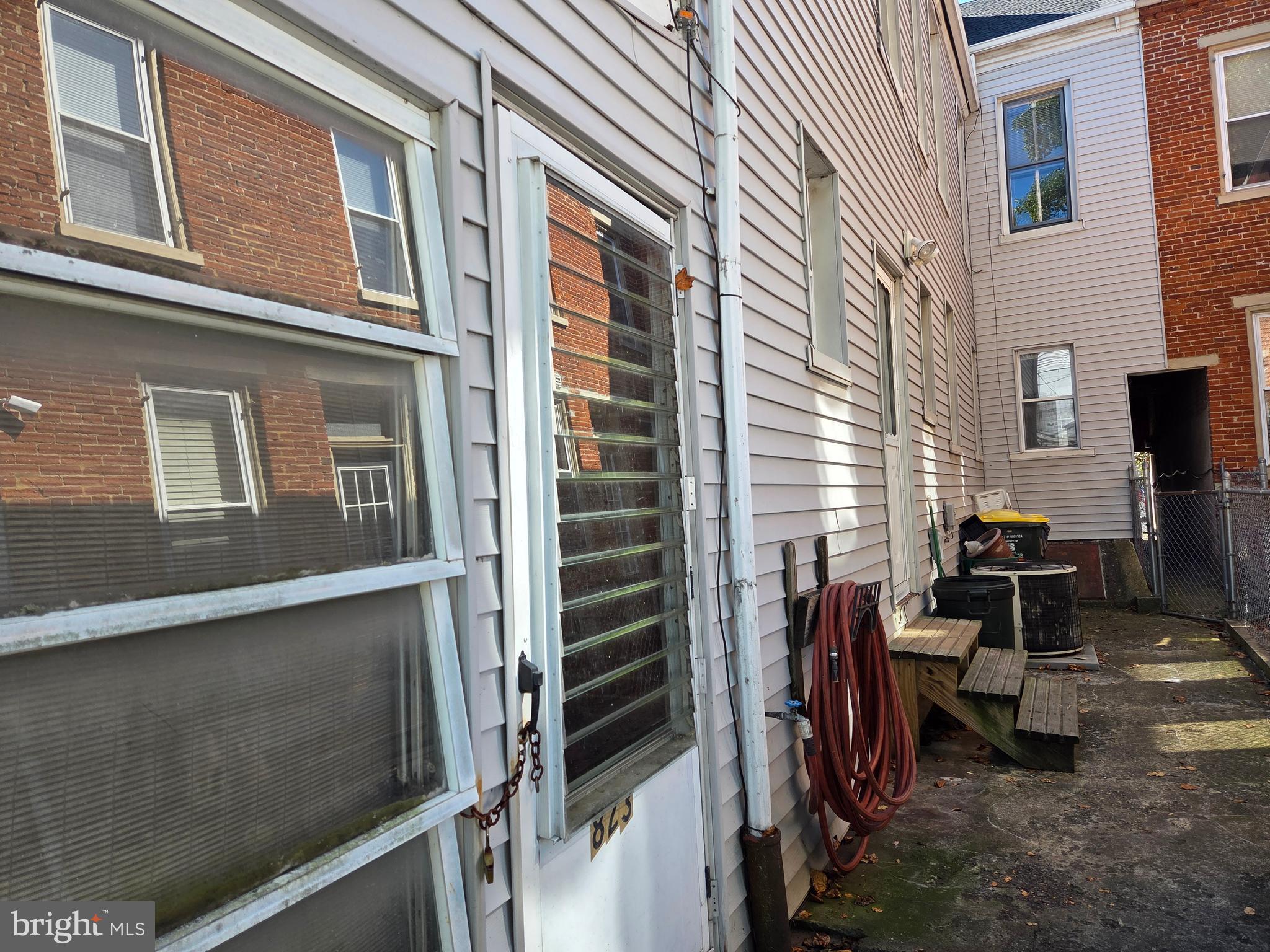 823 N QUEEN STREET