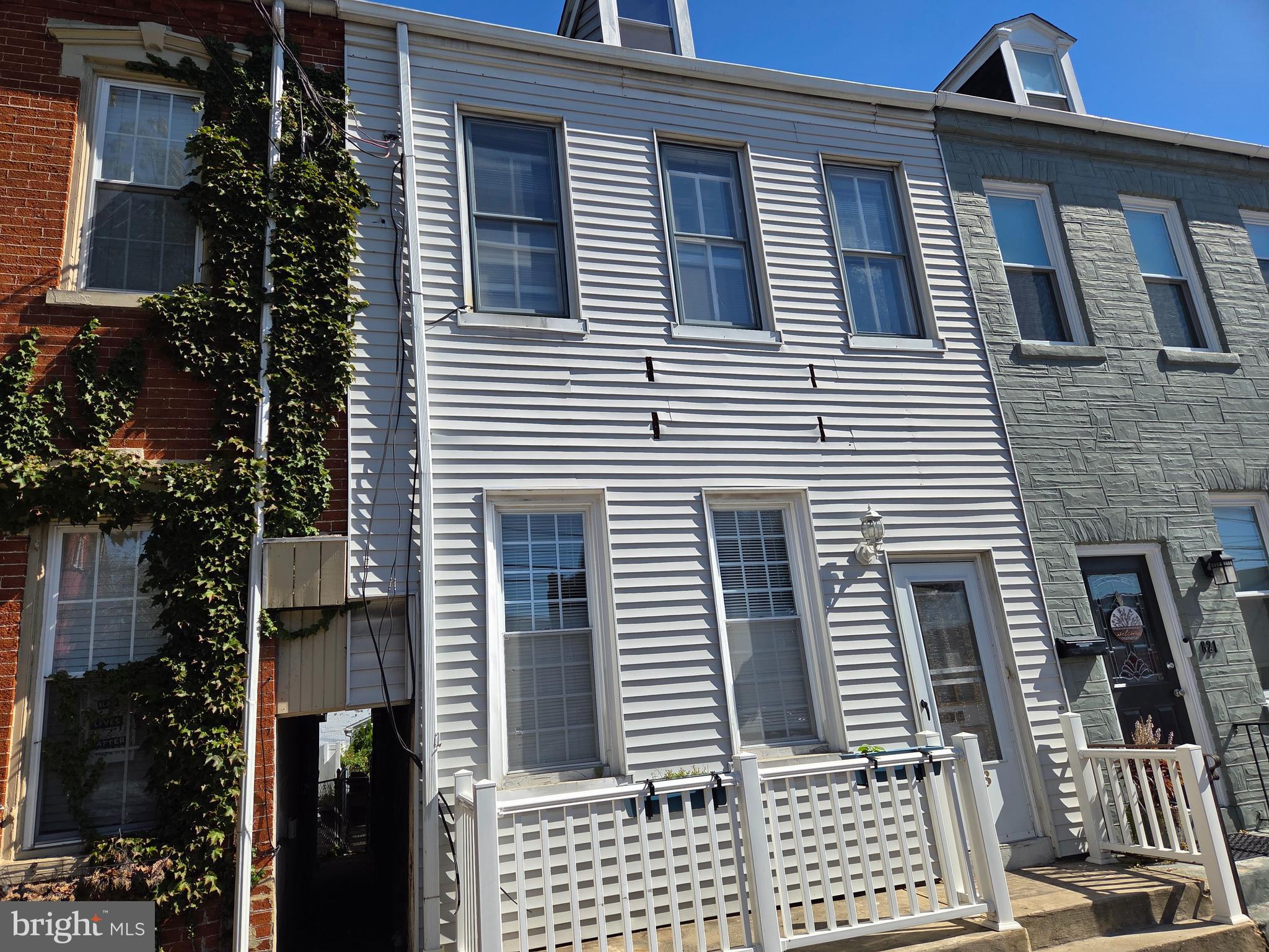 823 N QUEEN STREET