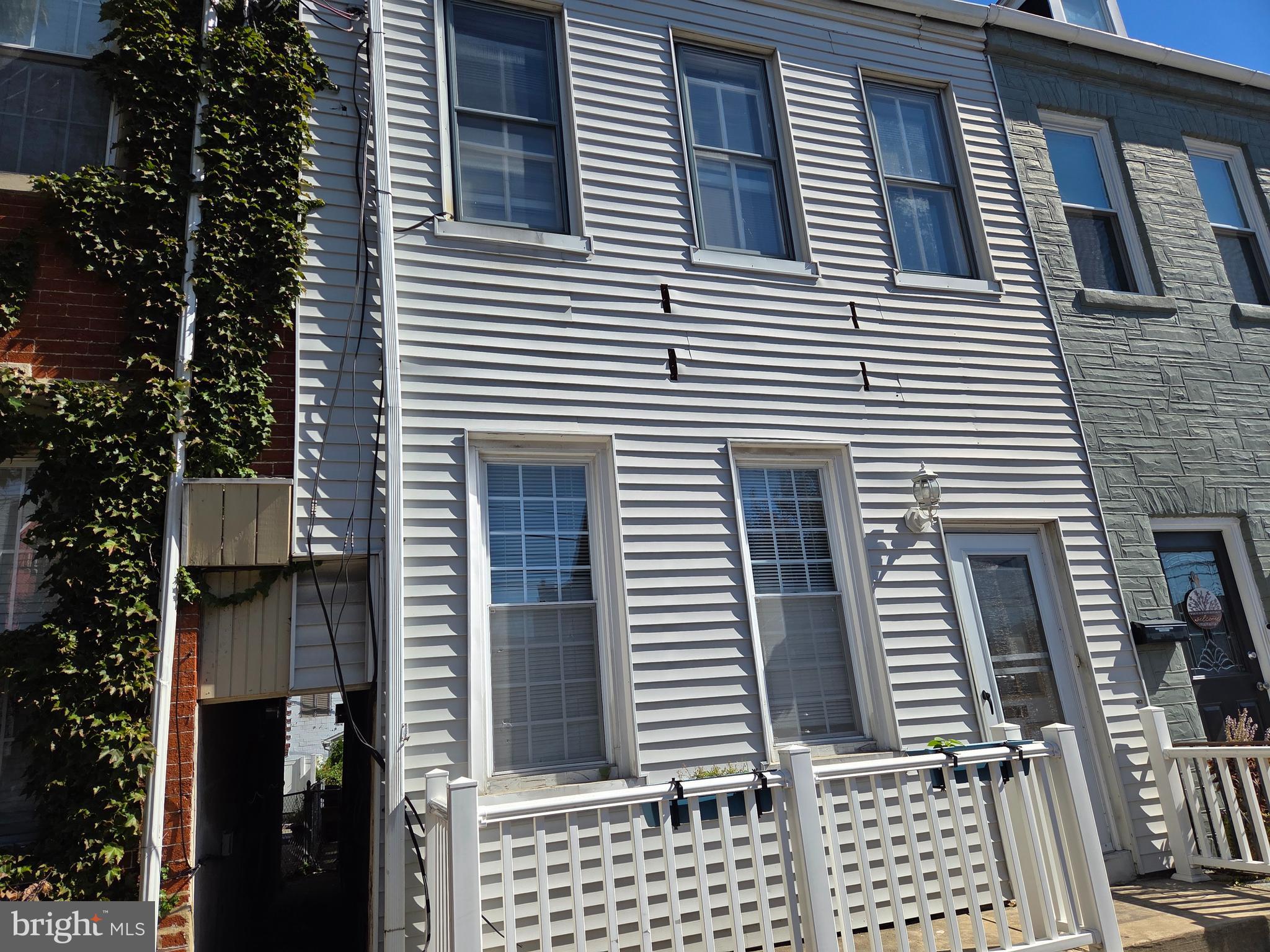 823 N QUEEN STREET