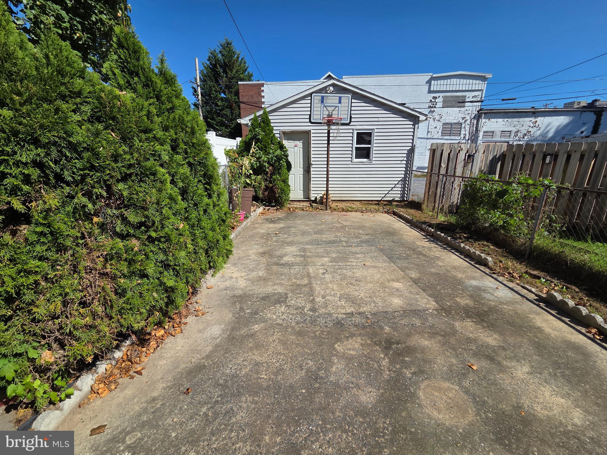 823 N QUEEN STREET