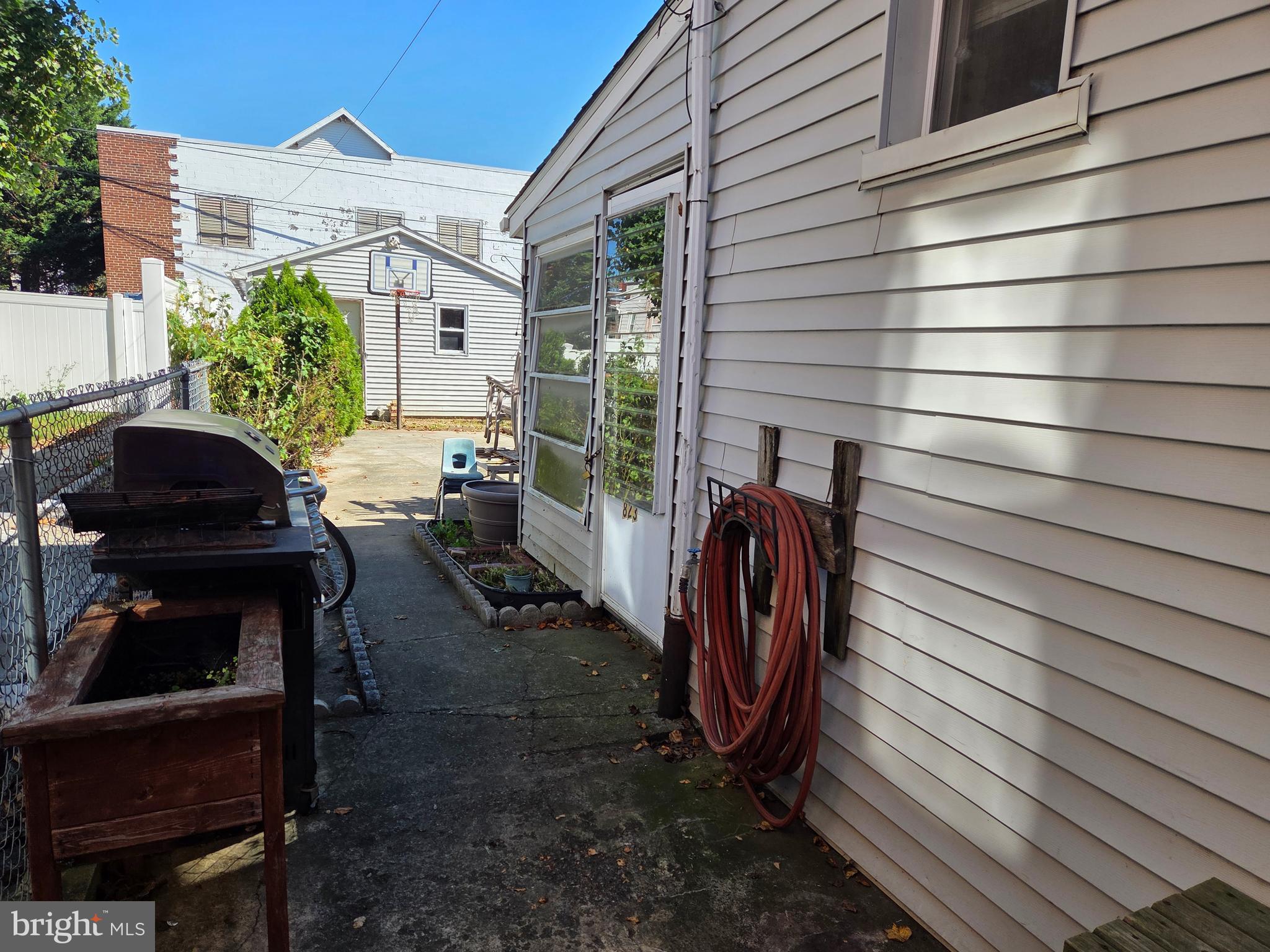 823 N QUEEN STREET