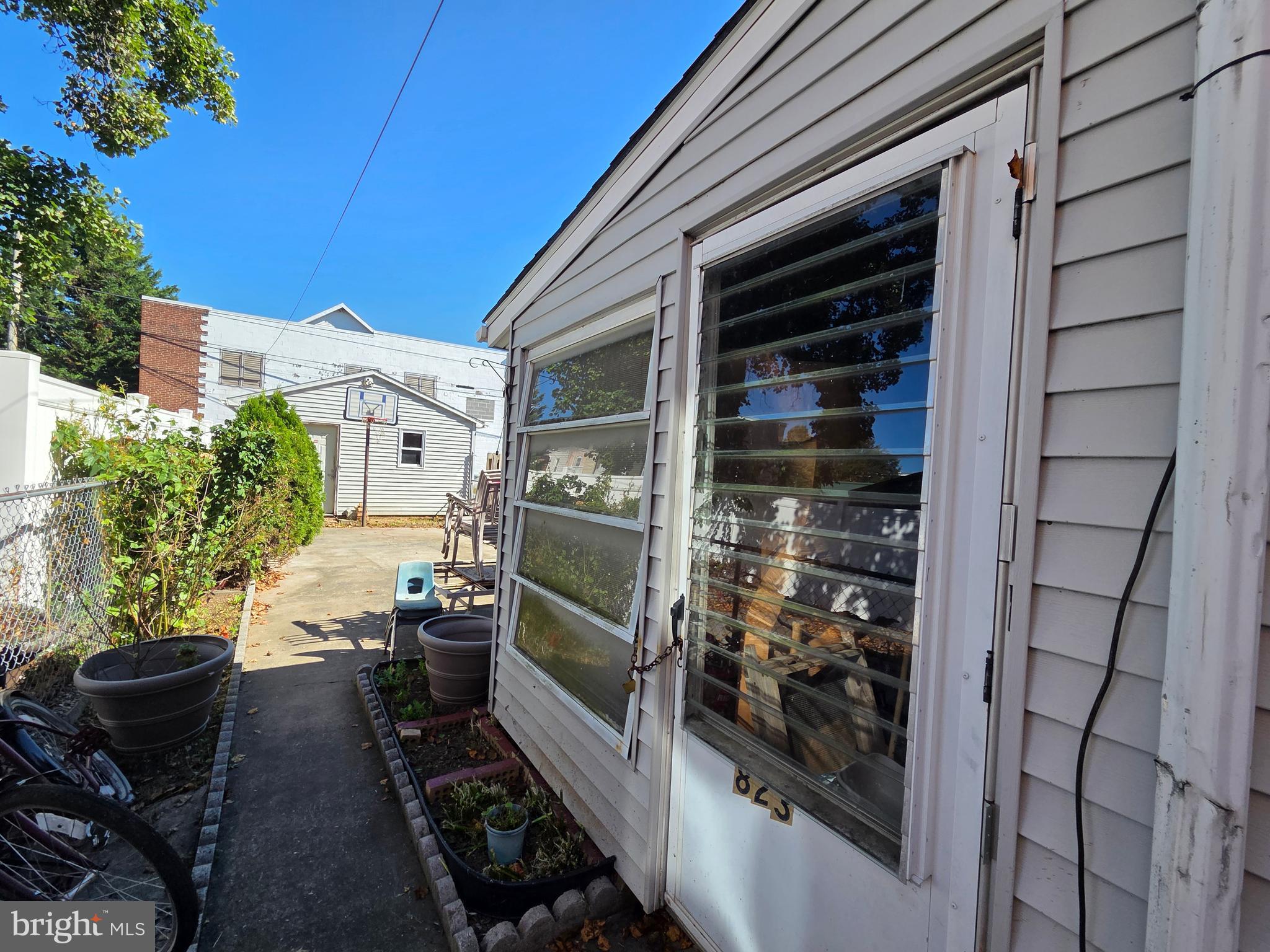 823 N QUEEN STREET