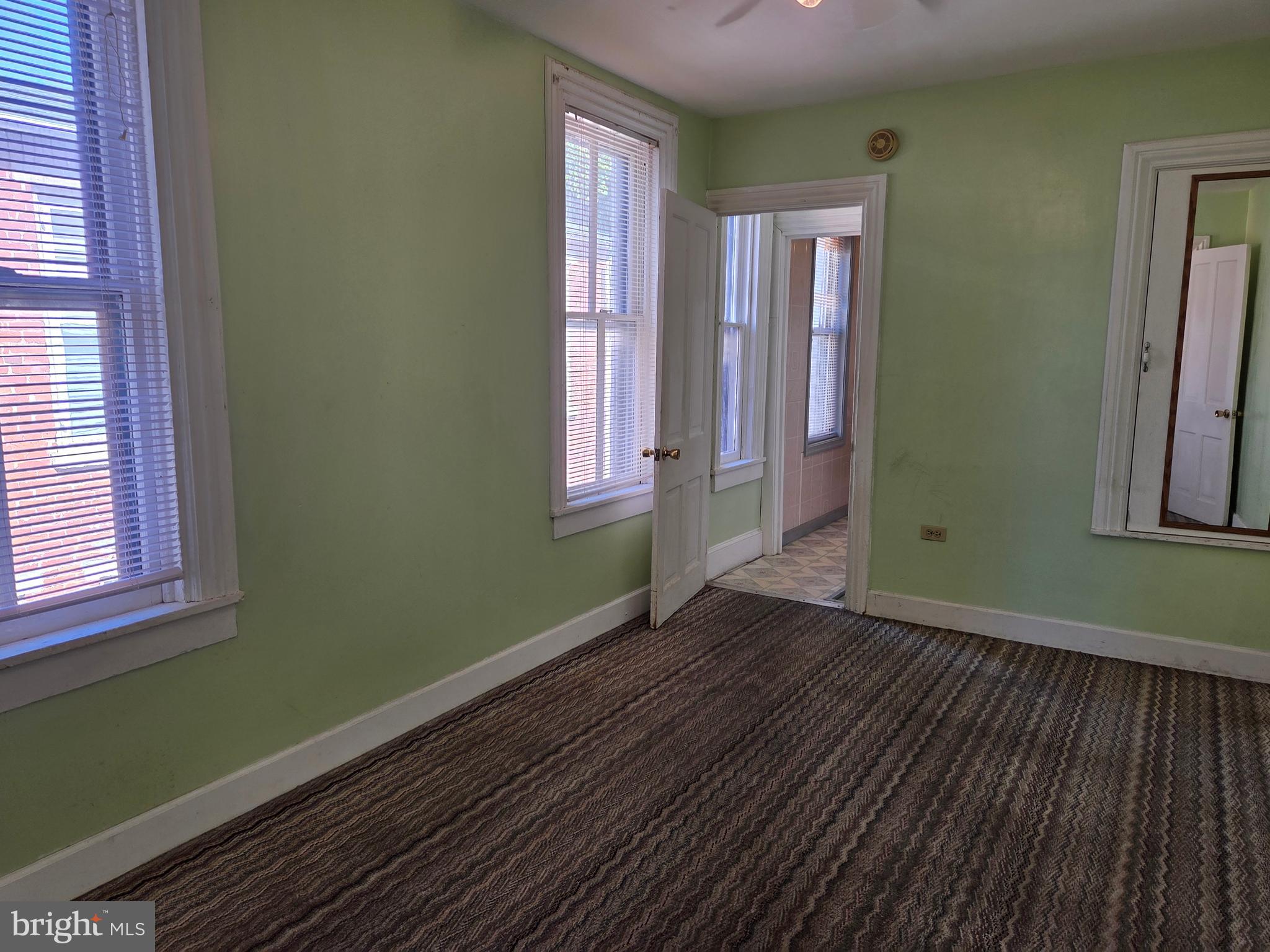 823 N QUEEN STREET