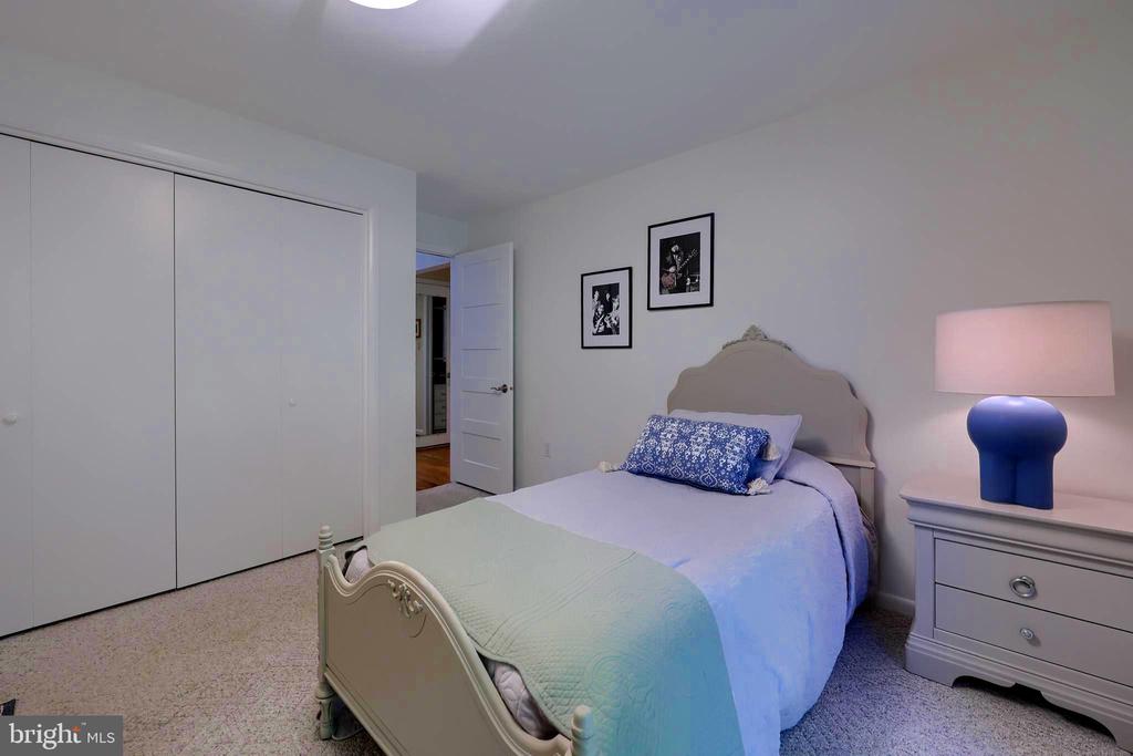 2487 CHESTNUT RIDGE DRIVE