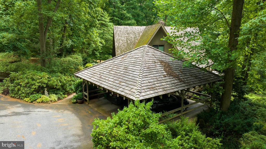2487 CHESTNUT RIDGE DRIVE