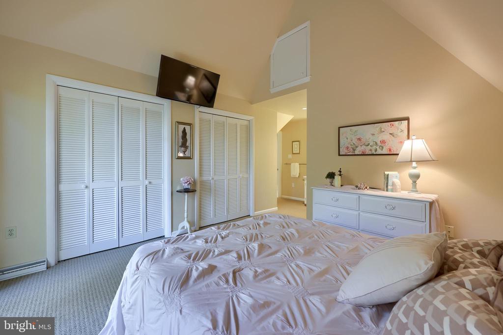 2487 CHESTNUT RIDGE DRIVE