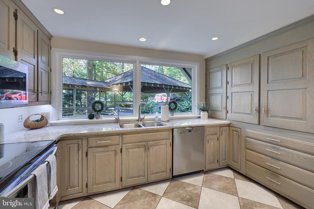 2487 CHESTNUT RIDGE DRIVE