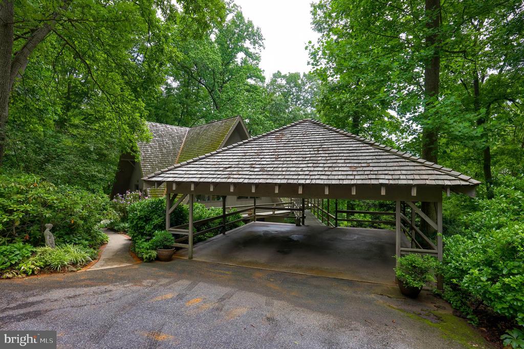 2487 CHESTNUT RIDGE DRIVE