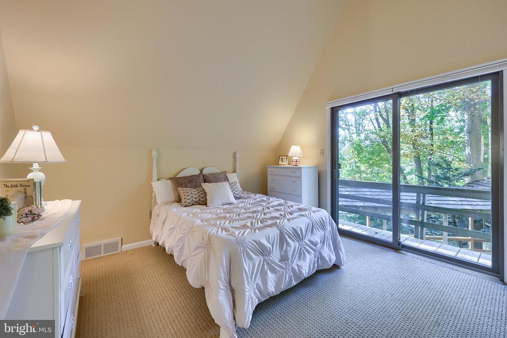 2487 CHESTNUT RIDGE DRIVE