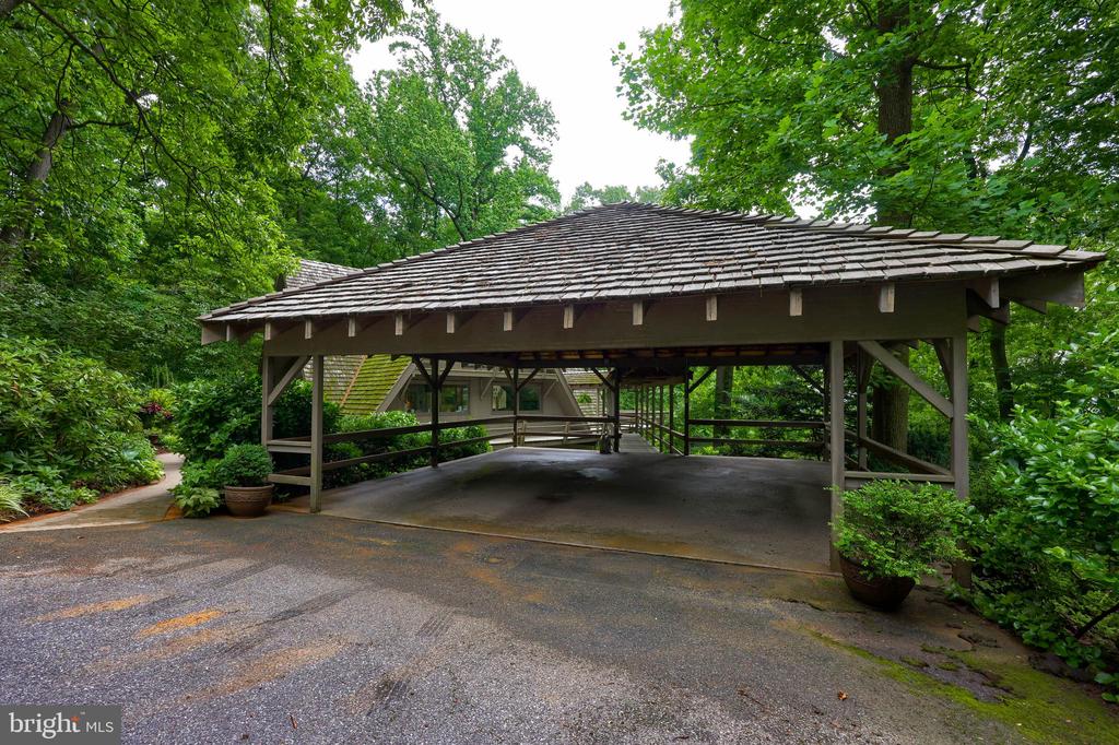 2487 CHESTNUT RIDGE DRIVE
