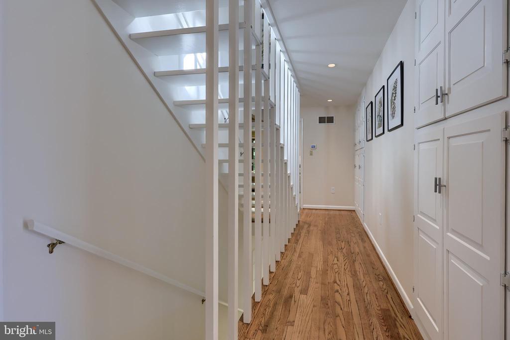 2487 CHESTNUT RIDGE DRIVE