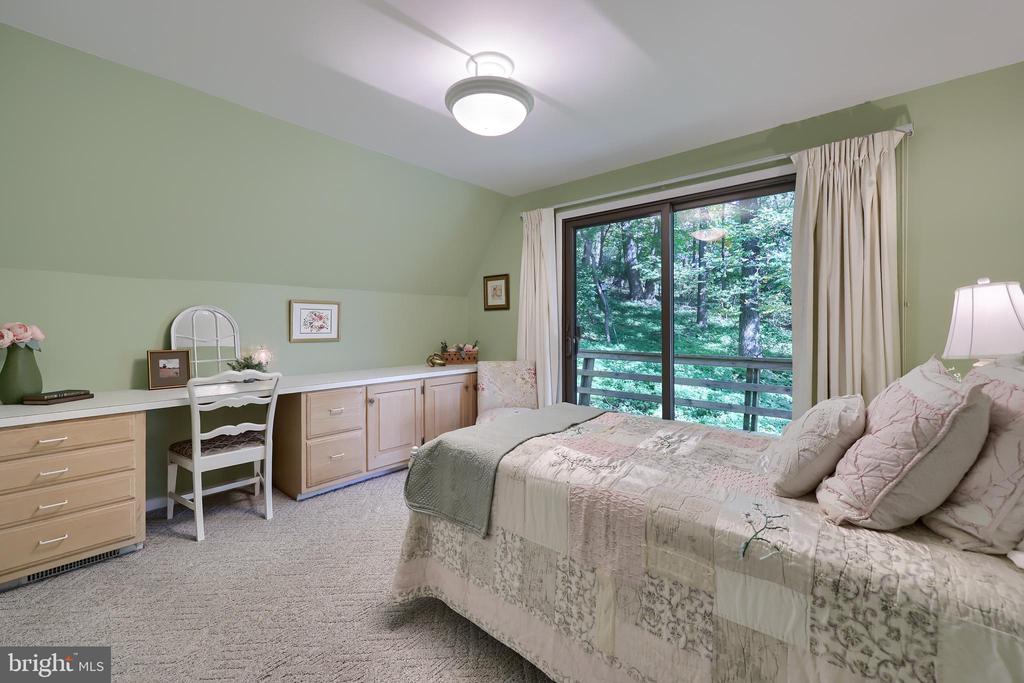 2487 CHESTNUT RIDGE DRIVE