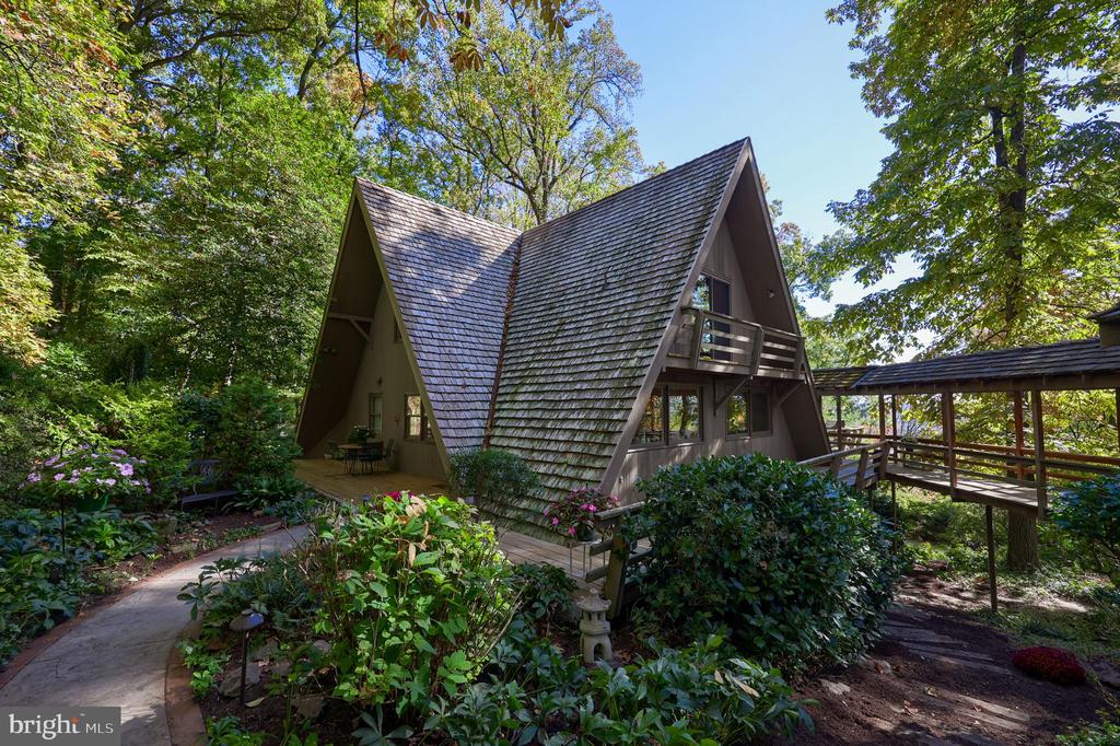 2487 CHESTNUT RIDGE DRIVE