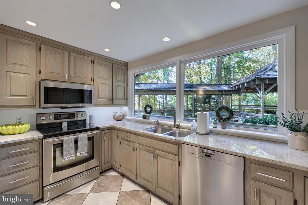 2487 CHESTNUT RIDGE DRIVE