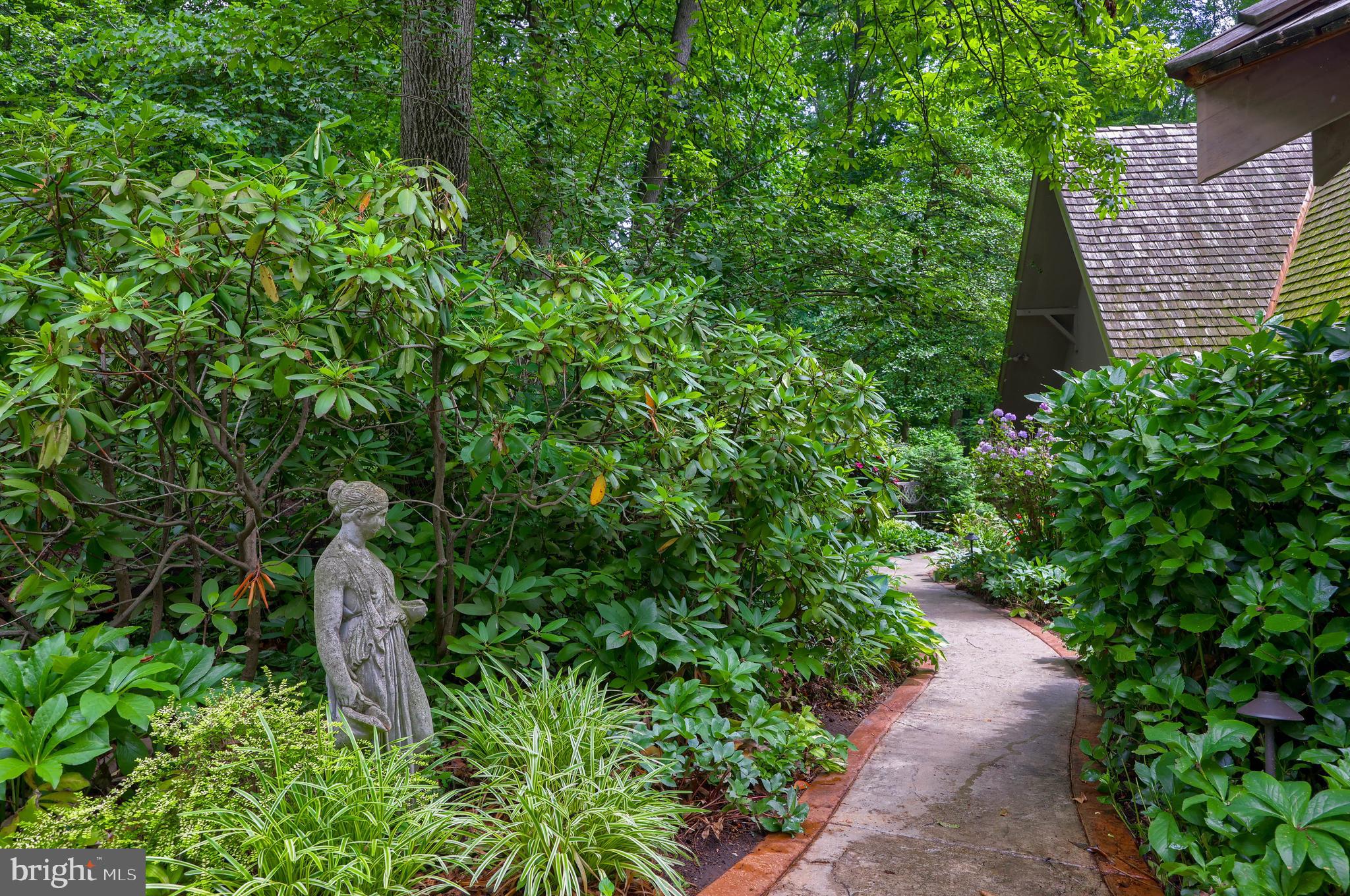 2487 CHESTNUT RIDGE DRIVE