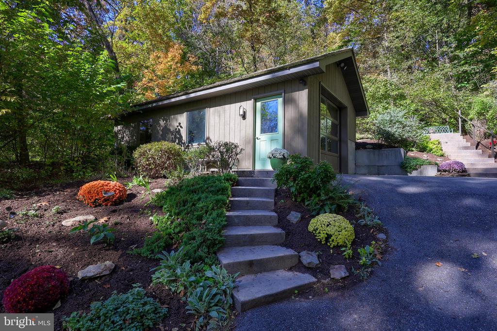2487 CHESTNUT RIDGE DRIVE