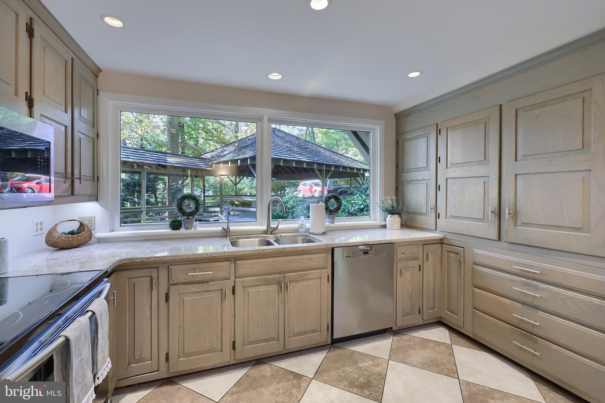 2487 CHESTNUT RIDGE DRIVE