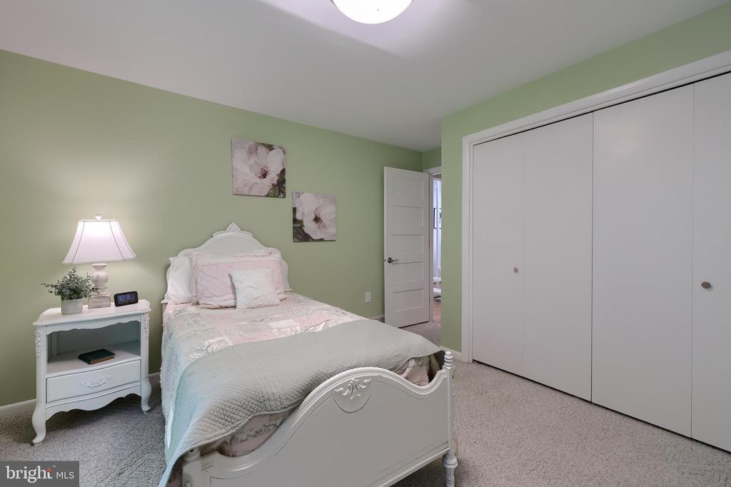 2487 CHESTNUT RIDGE DRIVE
