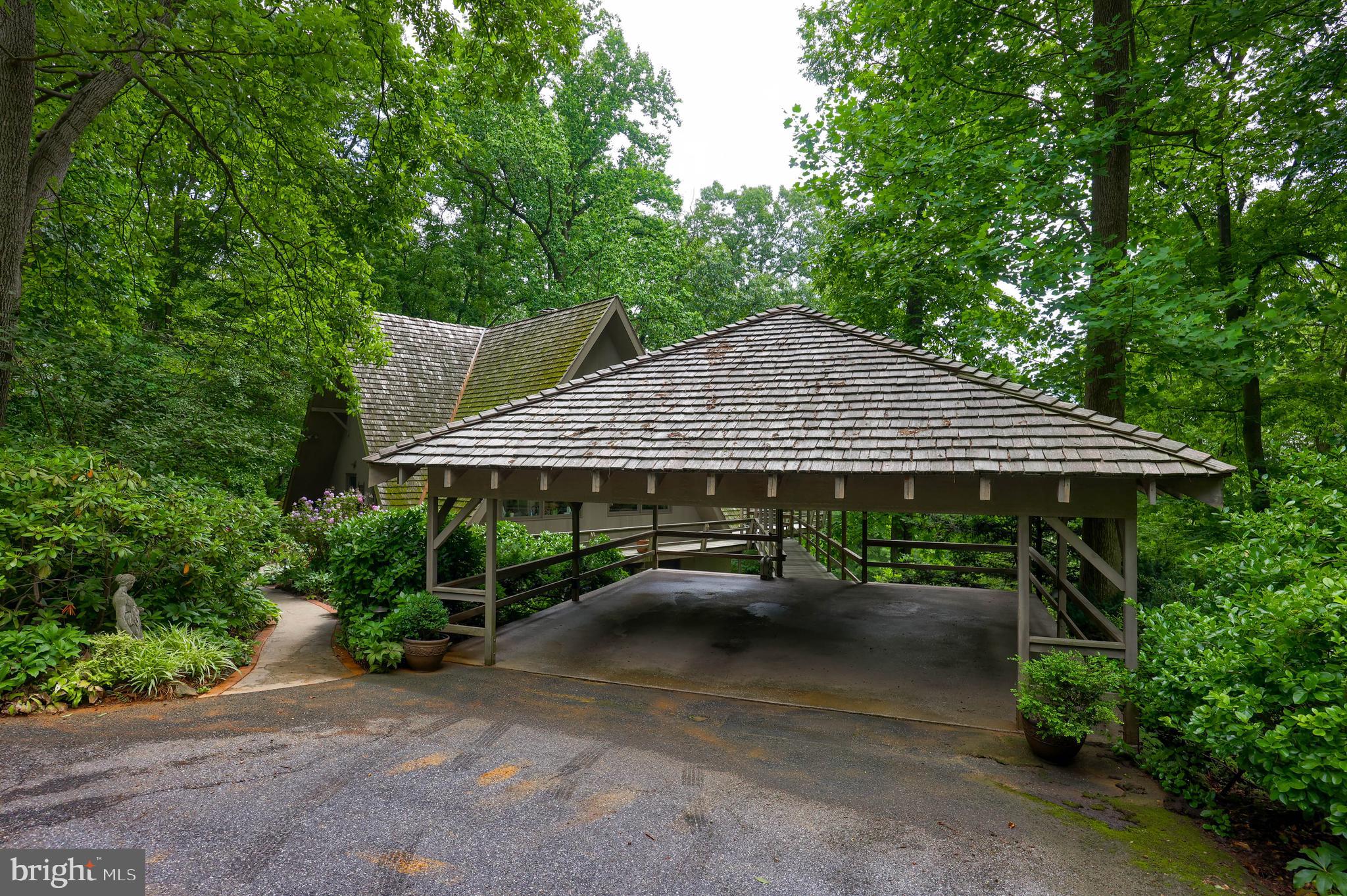 2487 CHESTNUT RIDGE DRIVE