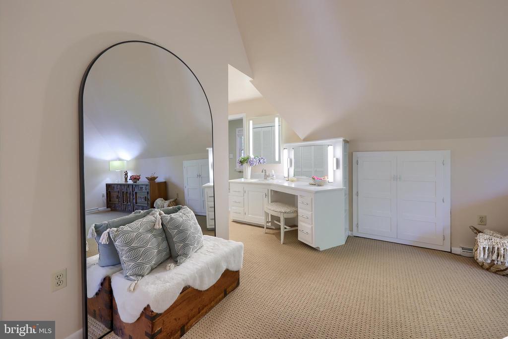 2487 CHESTNUT RIDGE DRIVE