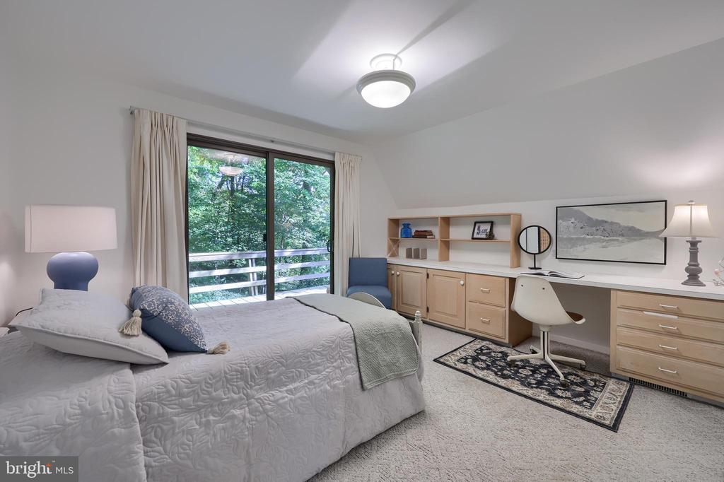 2487 CHESTNUT RIDGE DRIVE