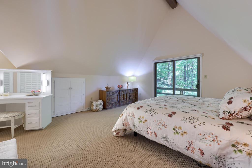 2487 CHESTNUT RIDGE DRIVE