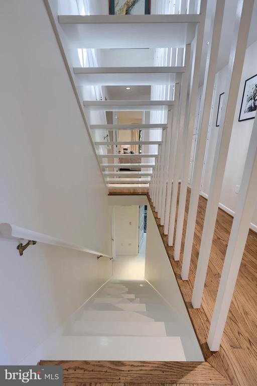 2487 CHESTNUT RIDGE DRIVE