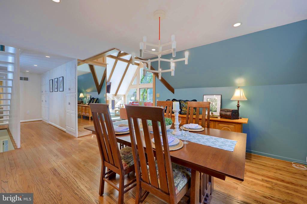 2487 CHESTNUT RIDGE DRIVE