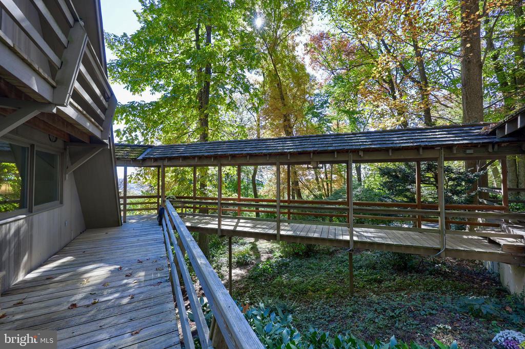 2487 CHESTNUT RIDGE DRIVE