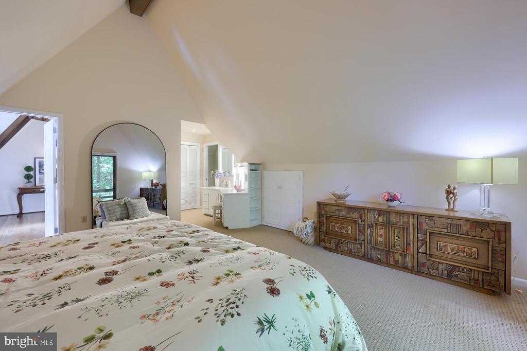 2487 CHESTNUT RIDGE DRIVE