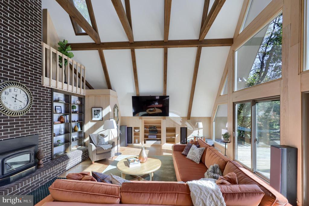 2487 CHESTNUT RIDGE DRIVE
