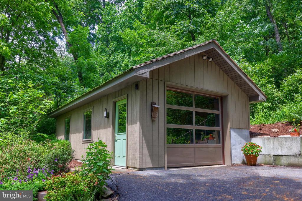 2487 CHESTNUT RIDGE DRIVE