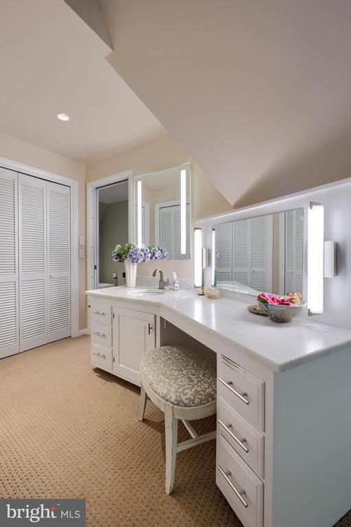 2487 CHESTNUT RIDGE DRIVE